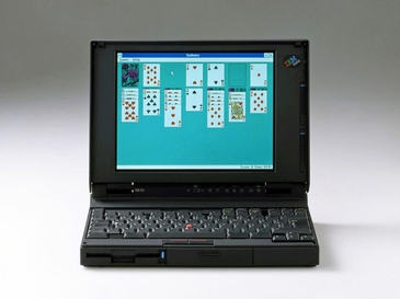 Sebuah IBM ThinkPad 700C, terbuka dalam keadaan ‘alami’ dengan Microsoft Solitaire. 